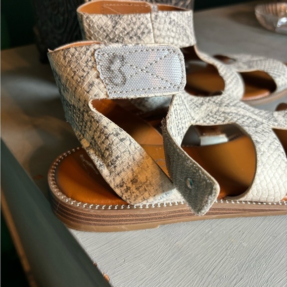 Franco Sarto Gray Gladiator-Inspired Sandals with Geometric Design - Picture 3 of 5